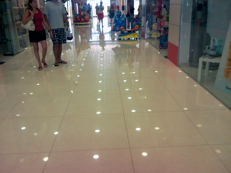 Tratamiento antideslizante en suelo comercial