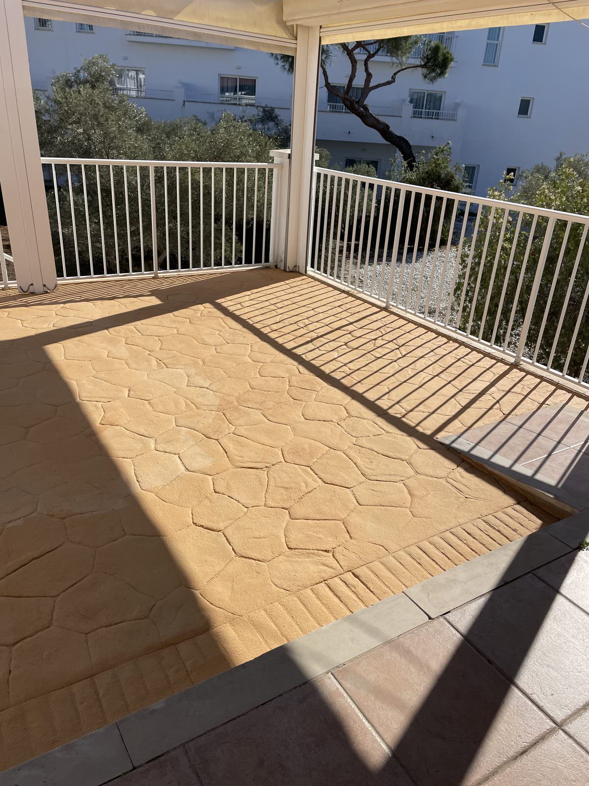 Pavimento de hormigón impreso restaurado en patio comunitario