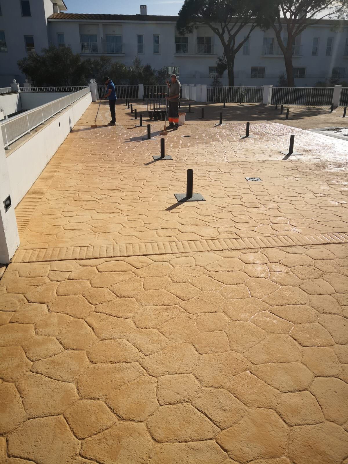 Terraza con pavimento impreso reparado y resellado